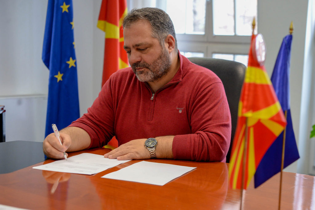 Извршниот директор на Фондацијата Метаморфозис, Бардил Јашари на потпишувањето на меморандумот за соработка во Владата на Република Северна Македонија